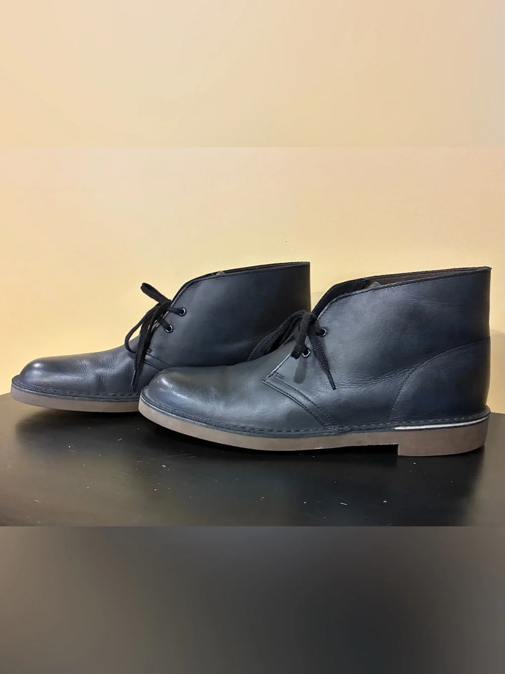 Clarks Boots Men’s Desert Chukka black leather with a two-eyelet design SZ. 10.5